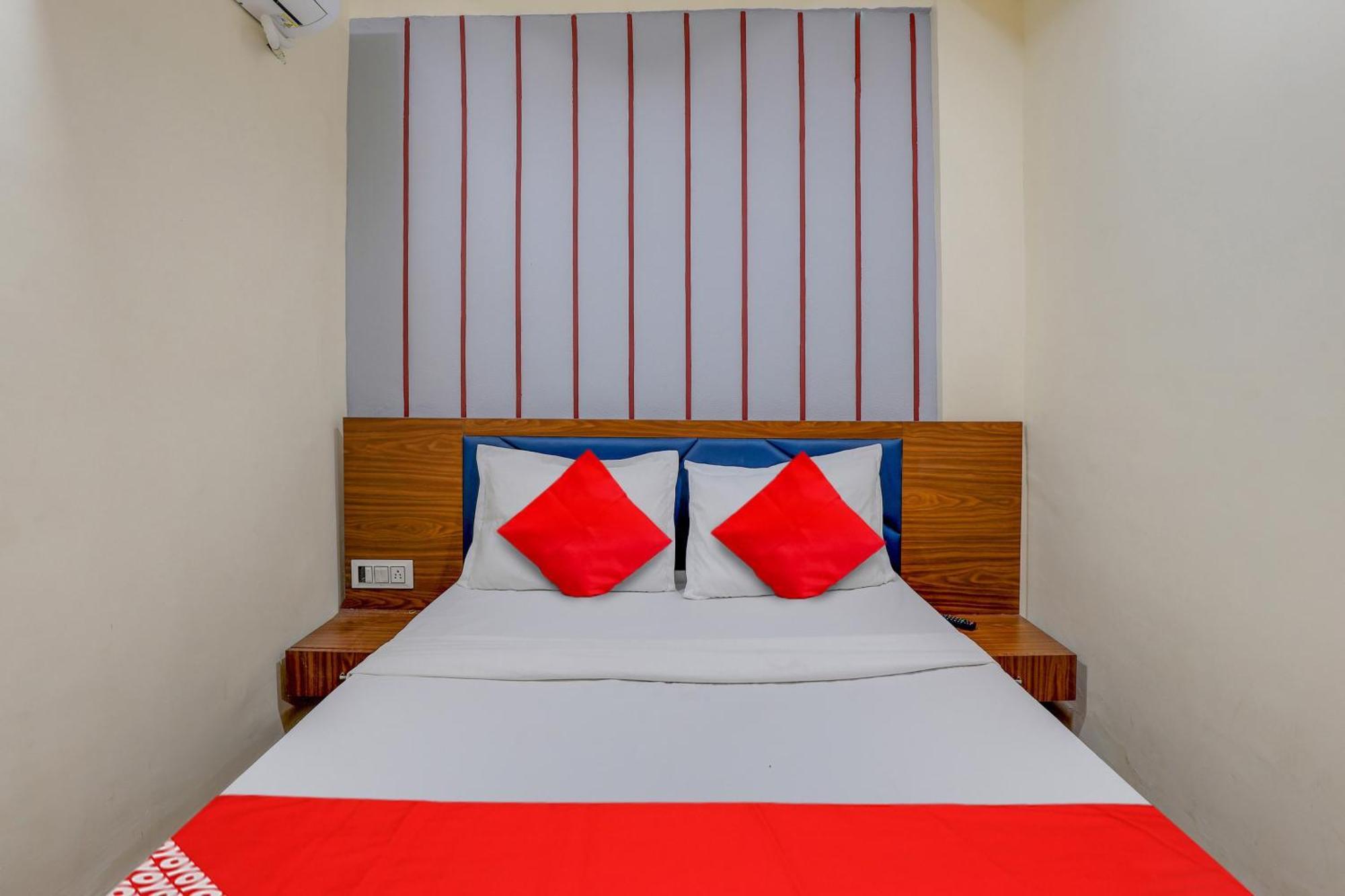 סוראט Hotel O Lotus מראה חיצוני תמונה